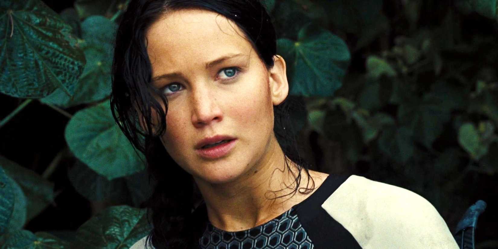 Jennifer Lawrence como Katniss Everdeen parecendo preocupado em jogos de fome pegando fogo