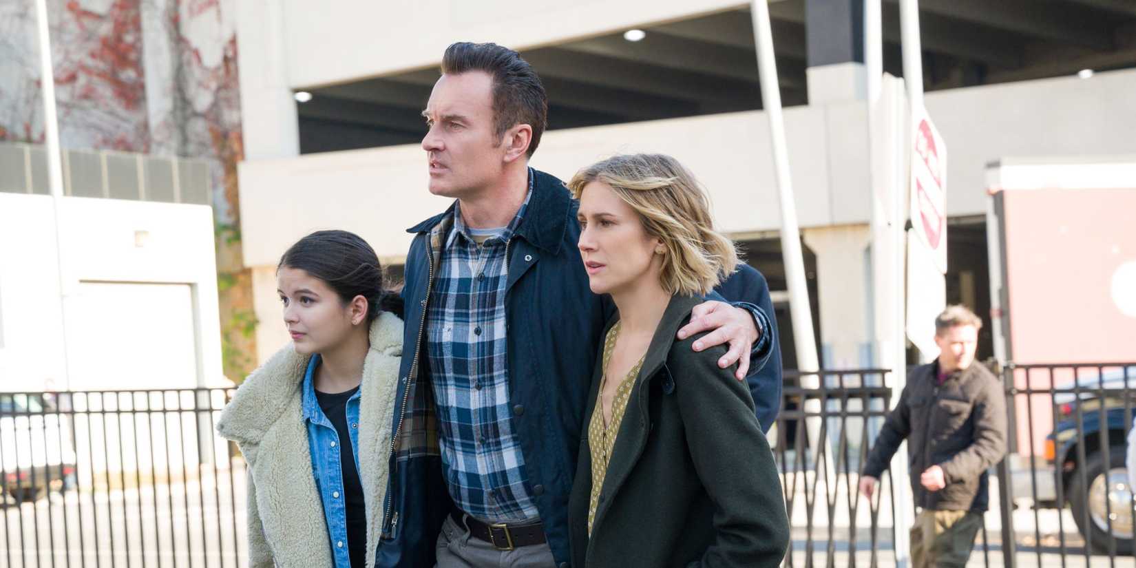 Jess walking with his arms around Tali and Sarah in FBI: Most Wanted