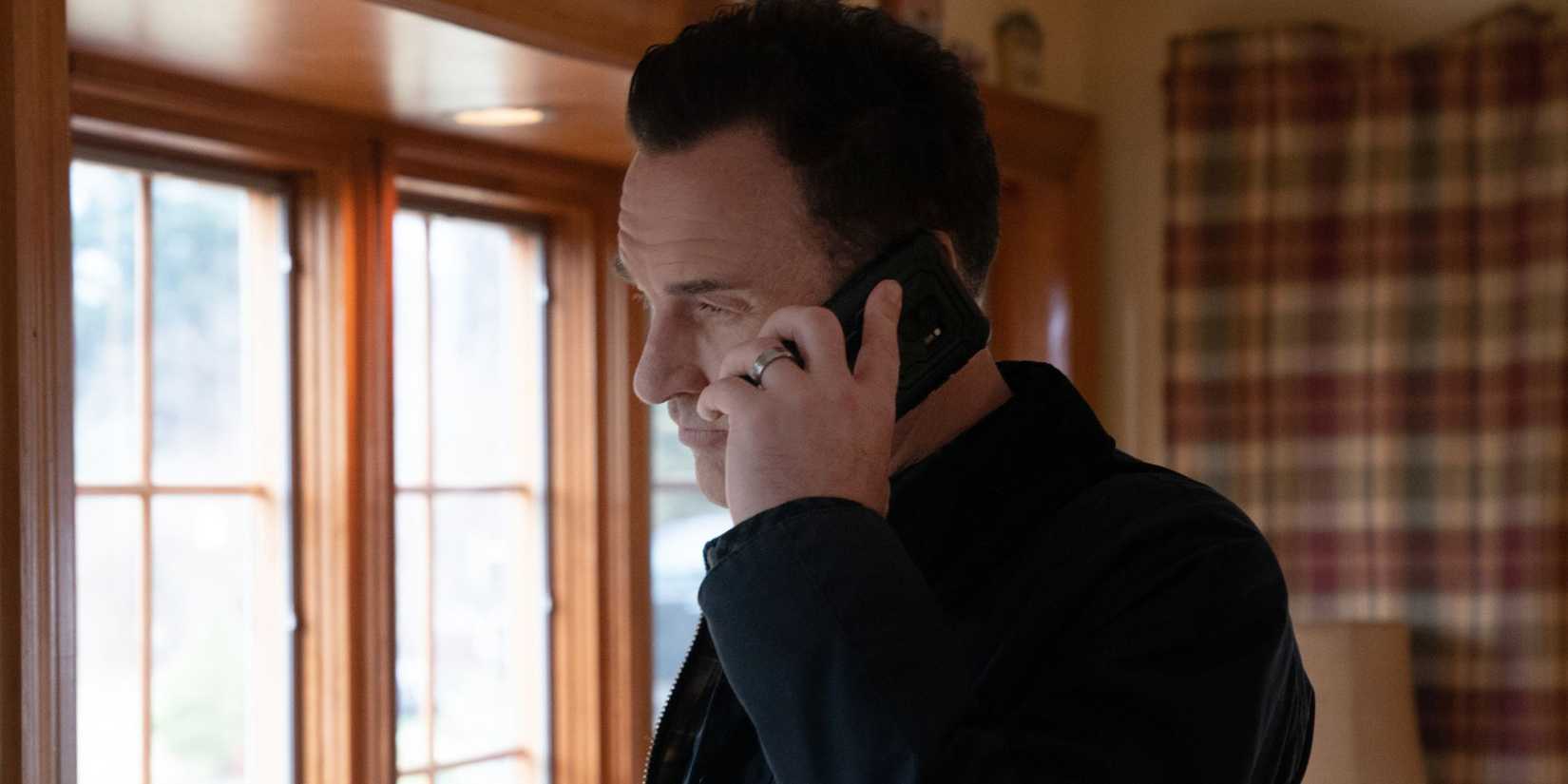 Jess Makes a phone call in FBI Most Wanted