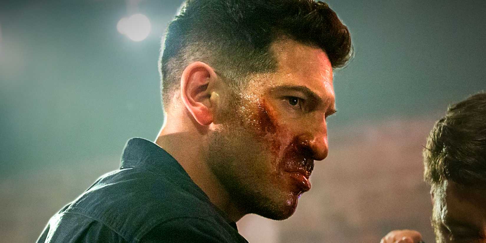 Jon Bernthal com o rosto ensanguentado em O Justiceiro da Netflix