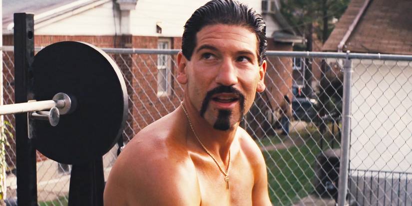 Jon Bernthal malhando com barba ruim em O Lobo de Wall Street.