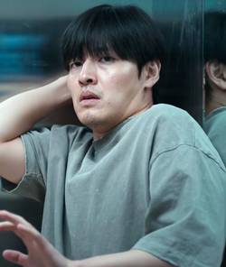Kang Ha-neul is raising his hand up in the elevator in Wall to Wall