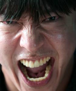 Kang Ha-neul is screaming after being tased in Wall to Wall