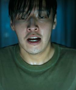 Kang Ha-neul is sweating like crazy in Wall to Wall
