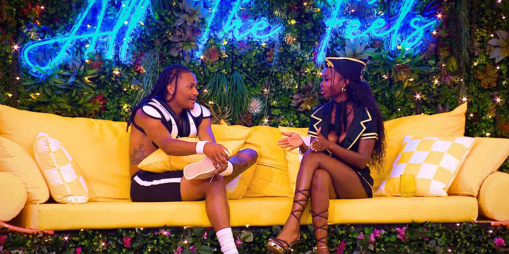 Два участника 7-го сезона *Love Island USA* сидят на диване и разговаривают