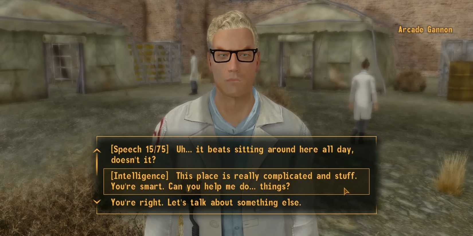Jogador de baixa inteligência falando com Arcade Gannon em Fallout New Vegas