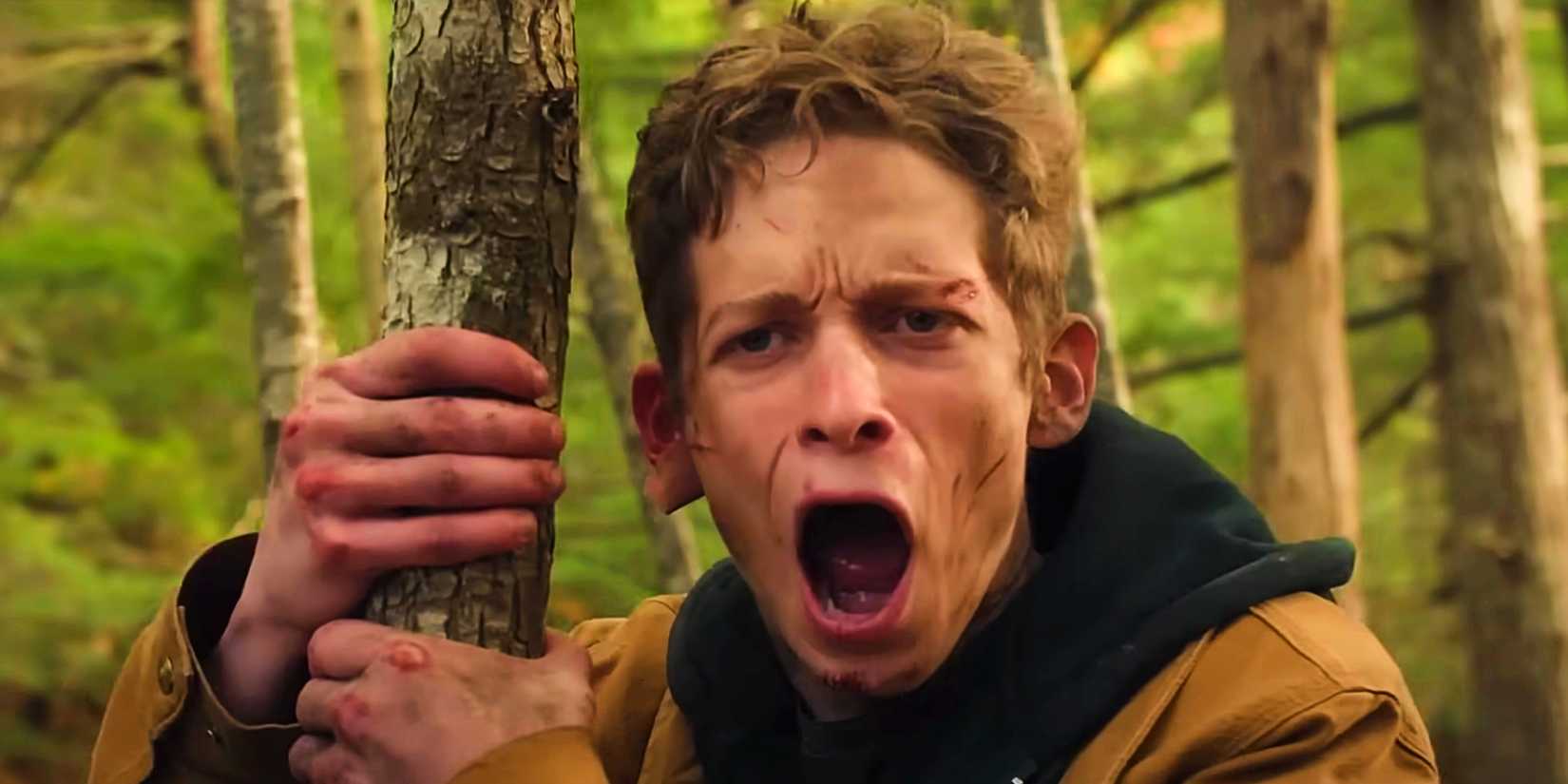 Luke gritando enquanto se segura em uma árvore em The Institute