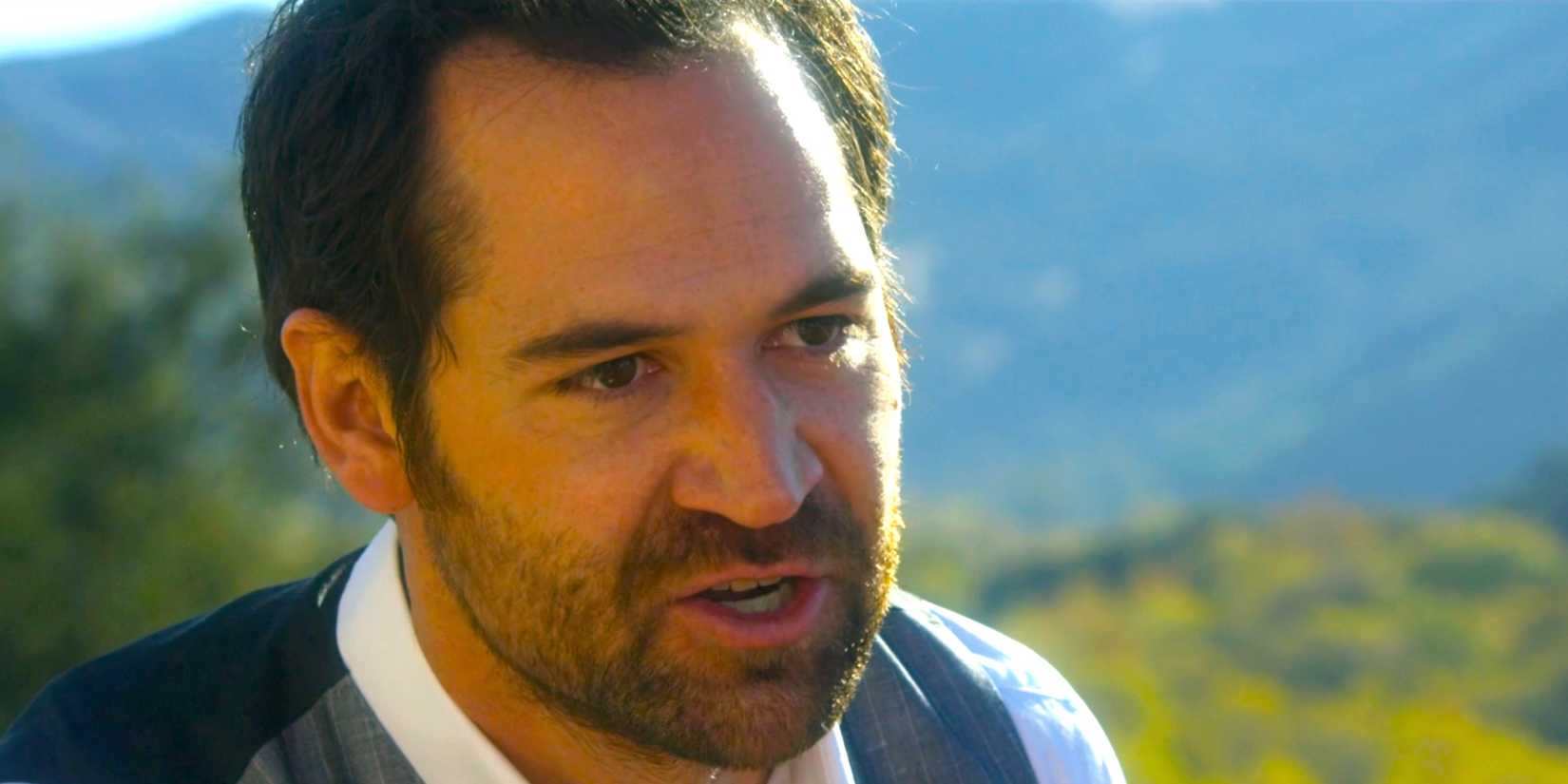 Manuel Garcia-Rulfo como Gabriel Ortega parecendo zangado na 2ª temporada de Goliath