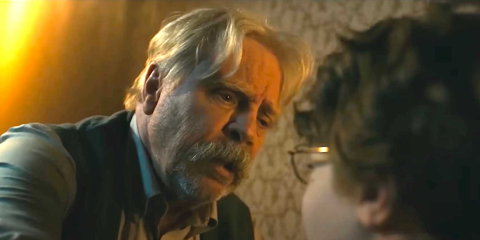 Le personnage de Mark Hamill embrasse un garçon dans la bande-annonce de la vie de Chuck