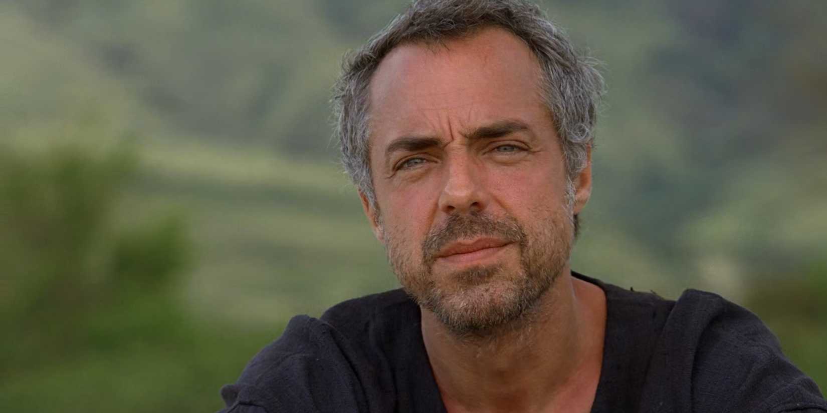 O Homem de Preto (Titus Welliver) olhando para frente em um navio no final da 5ª temporada de Lost.