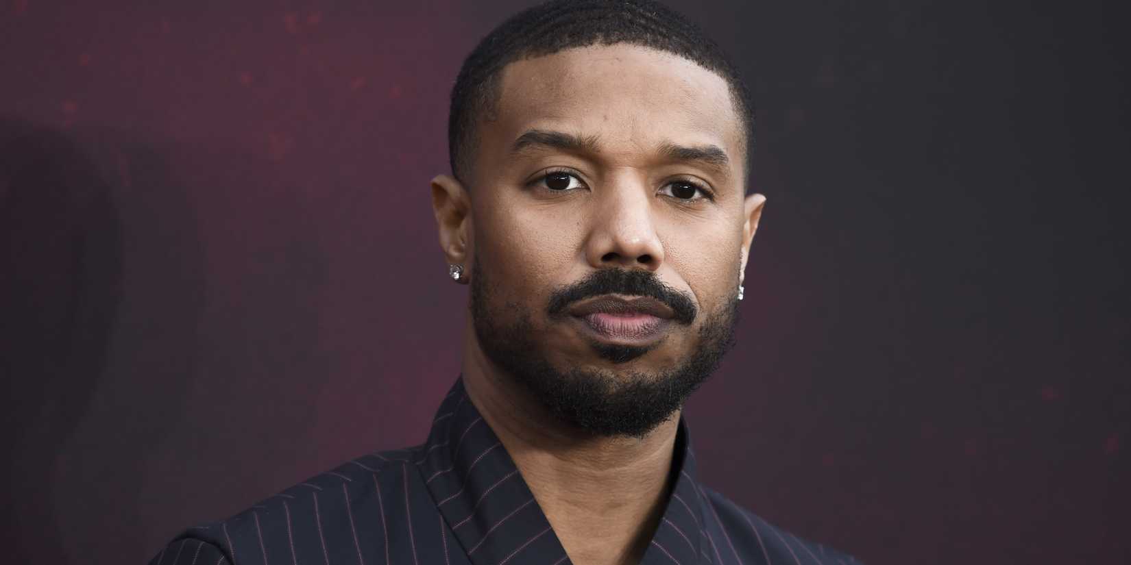 Michael B. Jordan schwelt auf einem roten Teppich