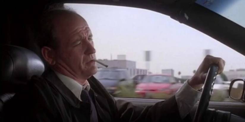 Nathaniel Fisher Sr. (Richard Jenkins) raucht in Six Feet Under eine Zigarette.