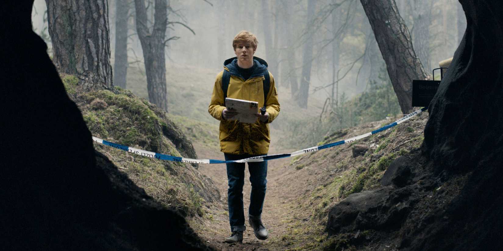 Jonas em frente à caverna na série Dark da Netflix