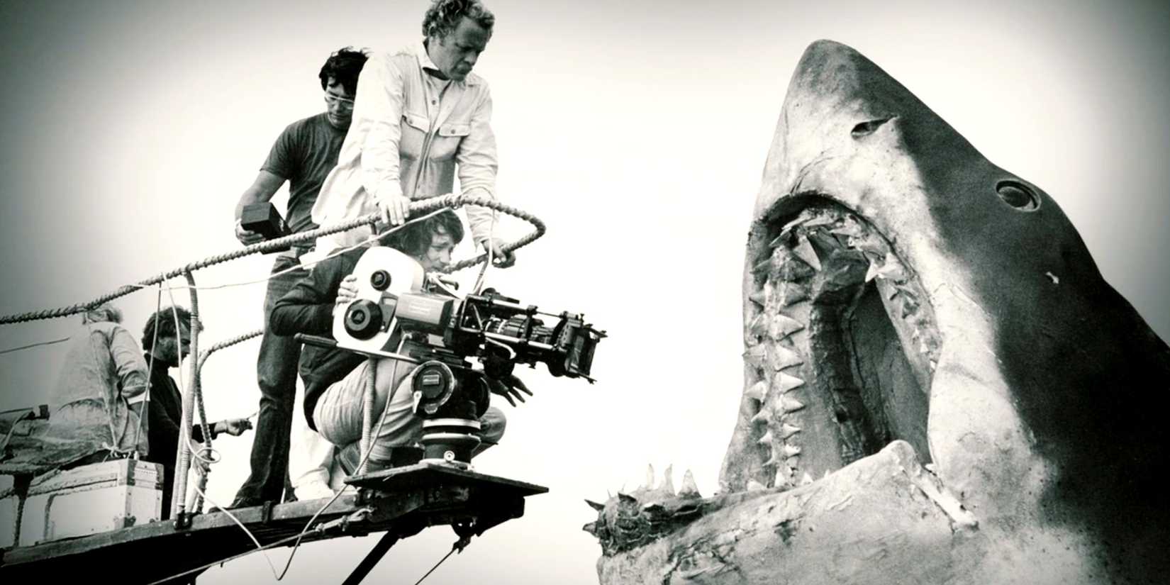 Un miembro del equipo de *Tiburón* filmando al tiburón en *Tiburón a los 50