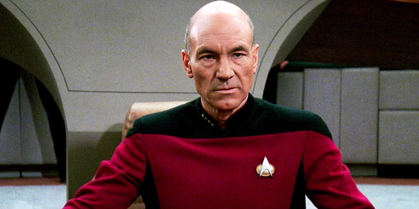 Patrick Stewart com uma expressão séria como Capitão Picard em Star Trek: A Nova Geração.