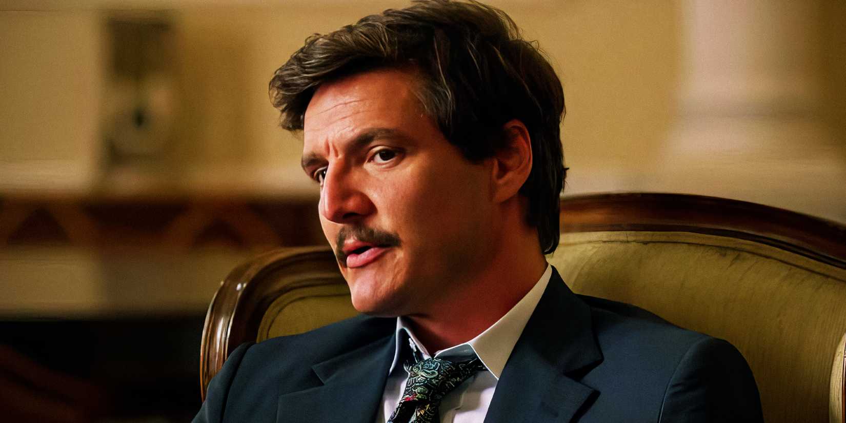 Pedro Pascal sieht geheimnisvoll in Narcos aus