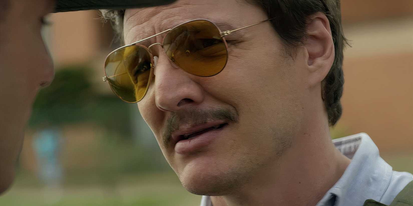 Pena (Pedro Pascal) talking to someone in Narcos.