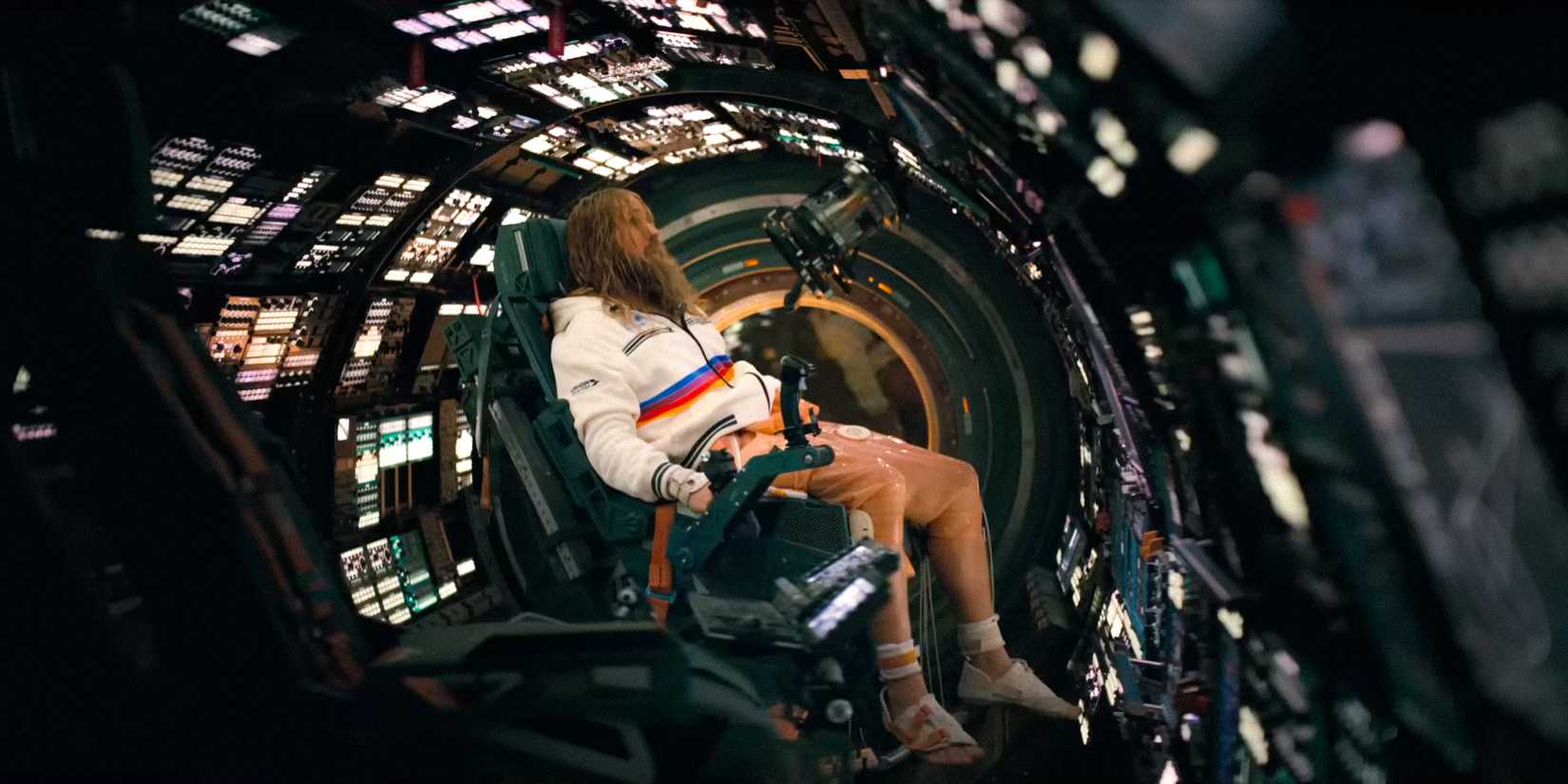 Ryland Grace (Ryan Gosling) com cabelos longos e barba, a bordo de uma nave espacial em Project Hail Mary