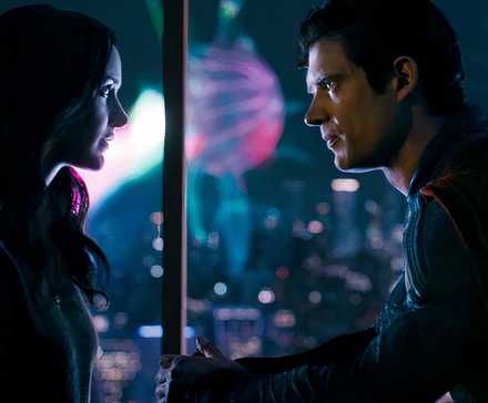 Лоис Лейн, сыгранная Рэйчел Броснахан, и Супермен, сыгранный Дэвидом Коренсвете, в конце фильма "Супермен"