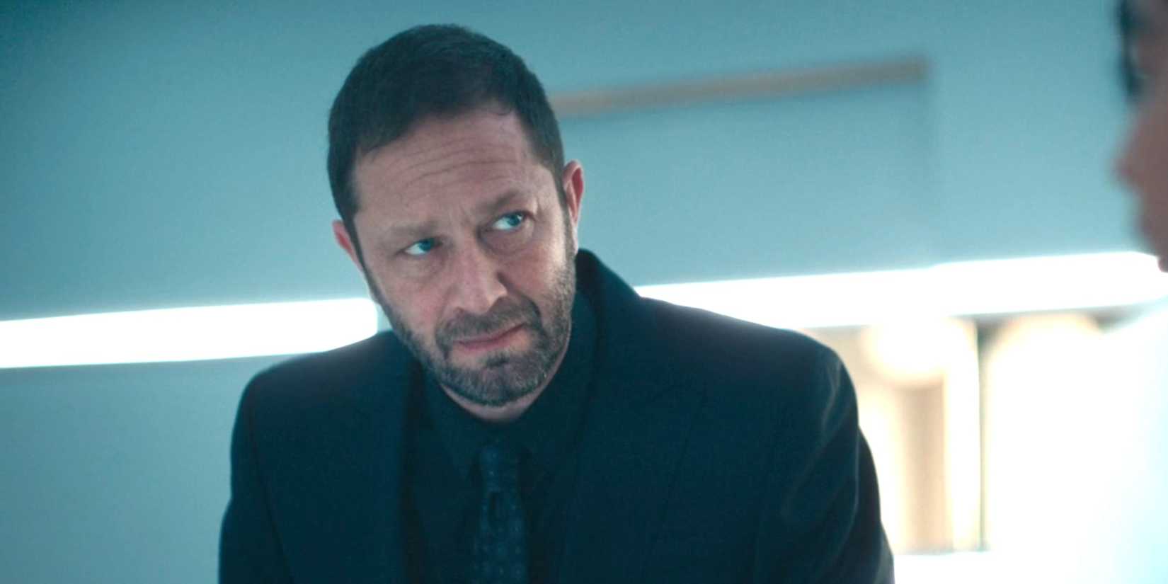 Richie looking at Sydney in The Bear season 4 episode 2