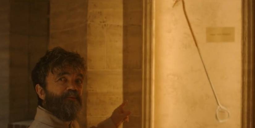 Leon Prater (Peter Dinklage) pointing at the New York Ripper's killing tool in Dexter: Resurrection season 1, episode 4