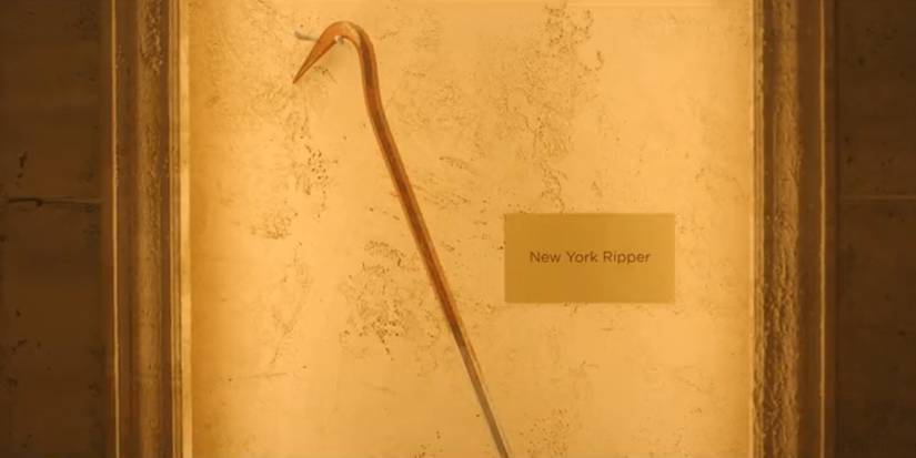 Ferramenta longa e torta com uma placa que diz