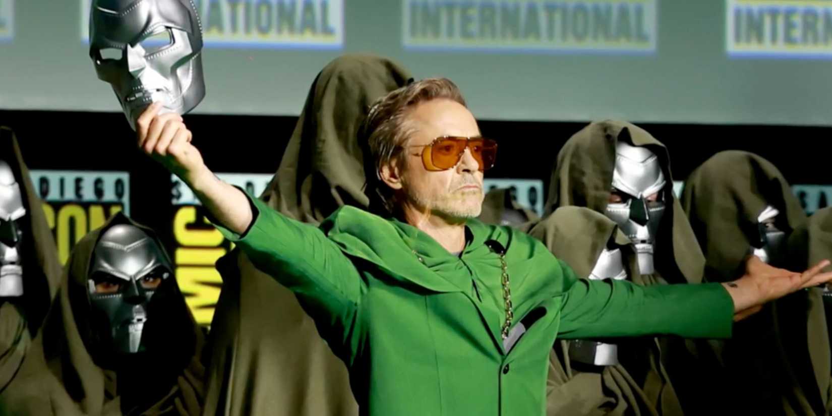 Robert Downey Jr. segurando uma máscara do Doutor Destino na San Diego Comic-Con 2024