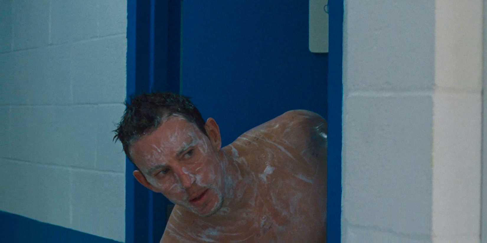 Jeffrey Manchester (Channing Tatum) späht in Roofman durch die mit Seife bedeckte Tür