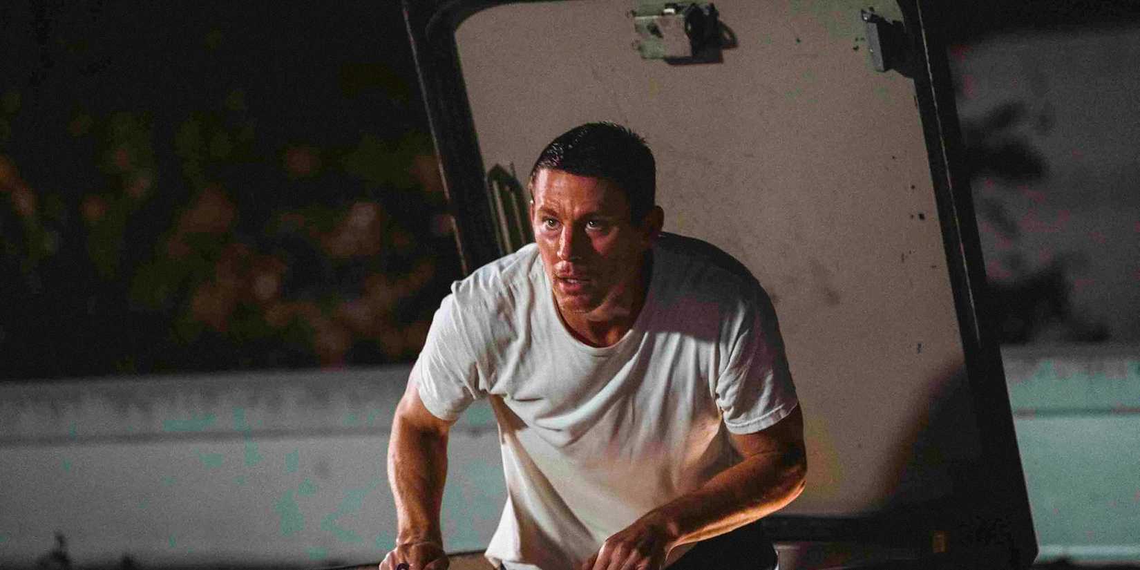 Jeffrey Manchester (Channing Tatum) kommt in Roofman aus einem Schuppen