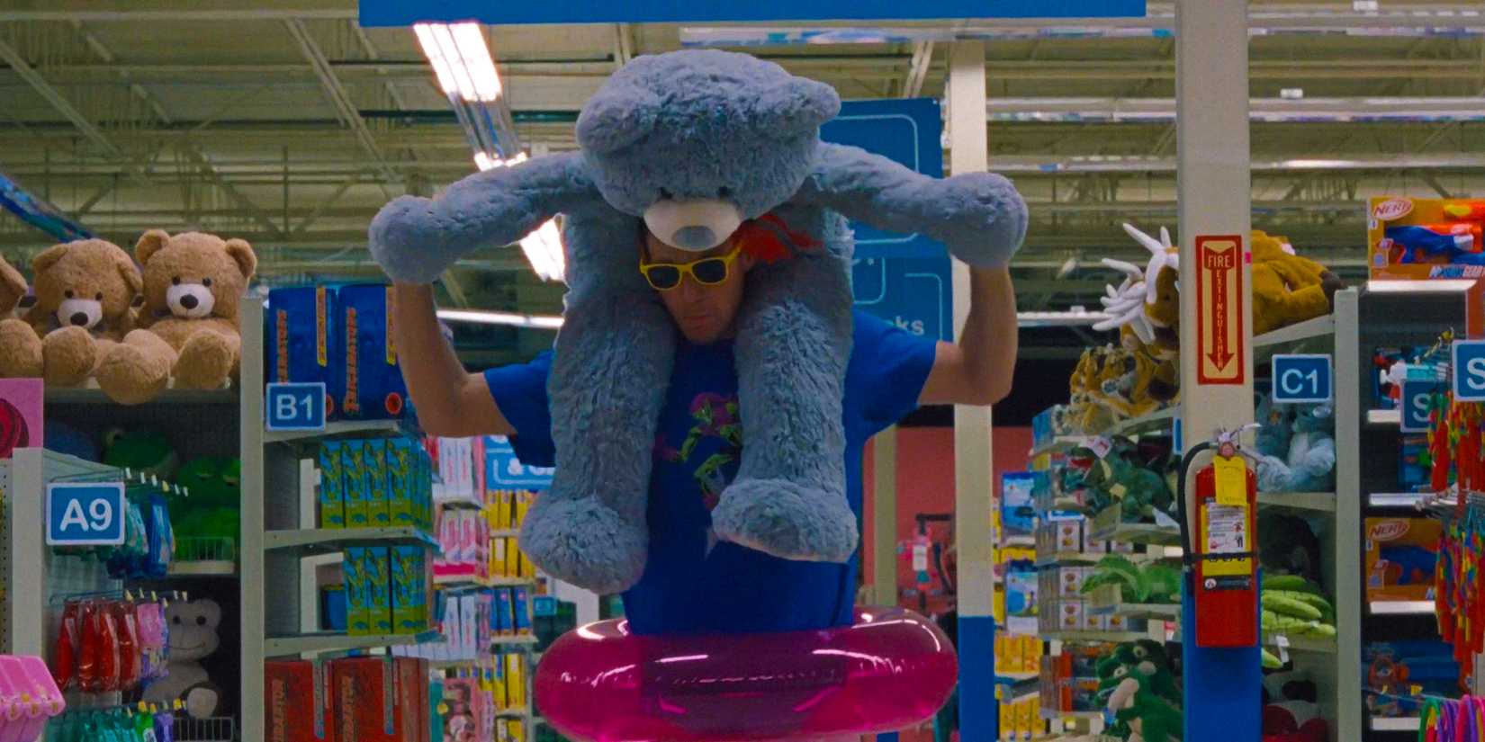 Jeffrey Manchester (Channing Tatum) carrying a teddy bear on his shoulders in Roofman