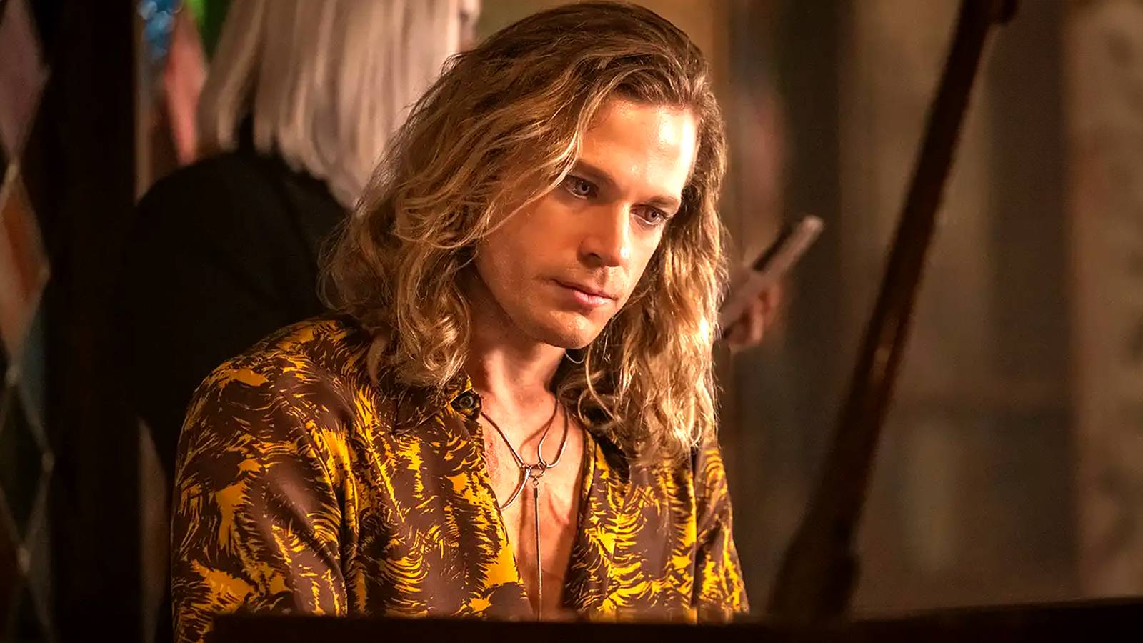 Sam Reid como The Vampire Lestat olhando intensamente na terceira temporada de Interview with the Vampire