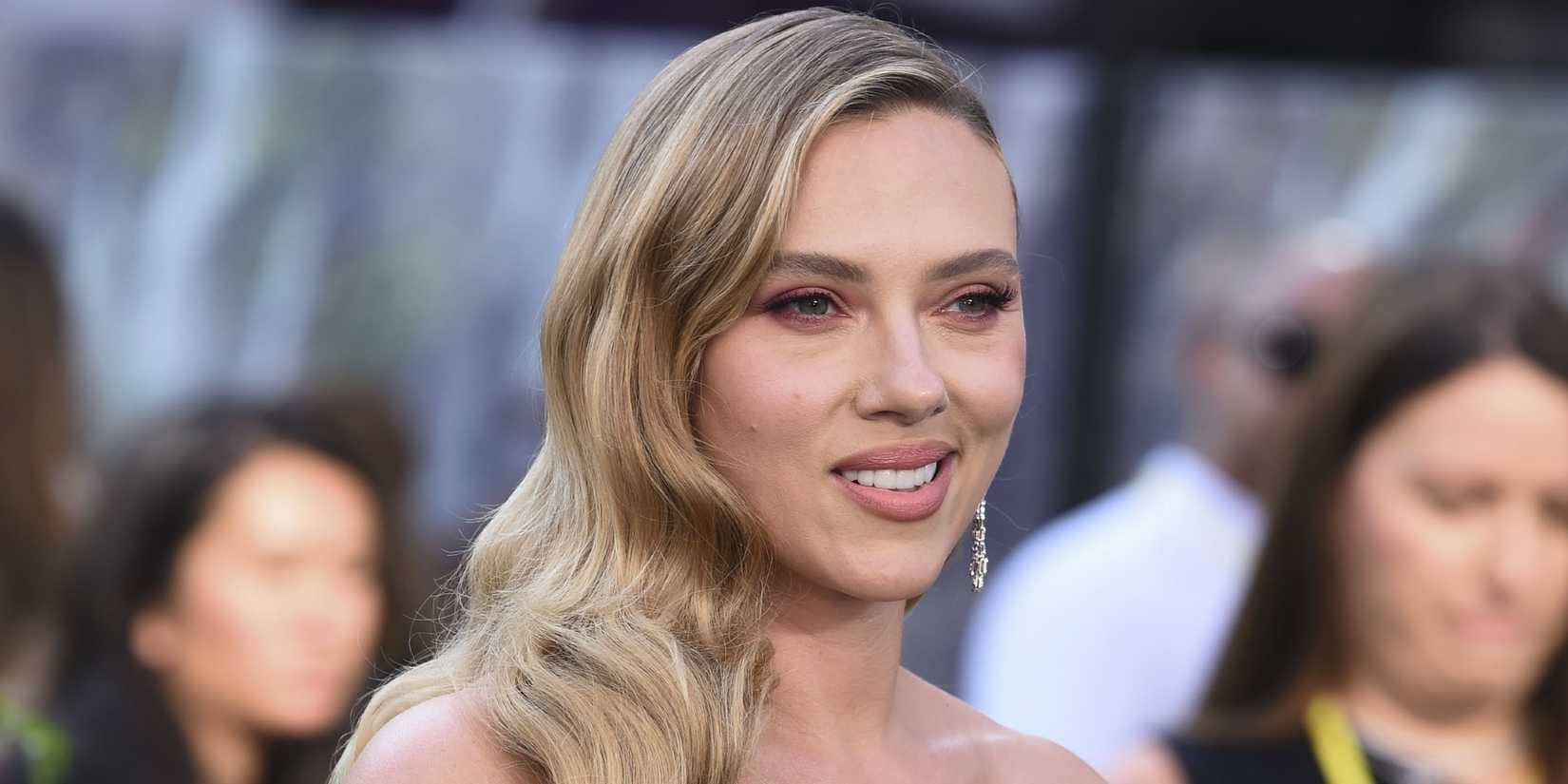 Scarlett Johansson no tapete vermelho para o Jurassic World Rebirth