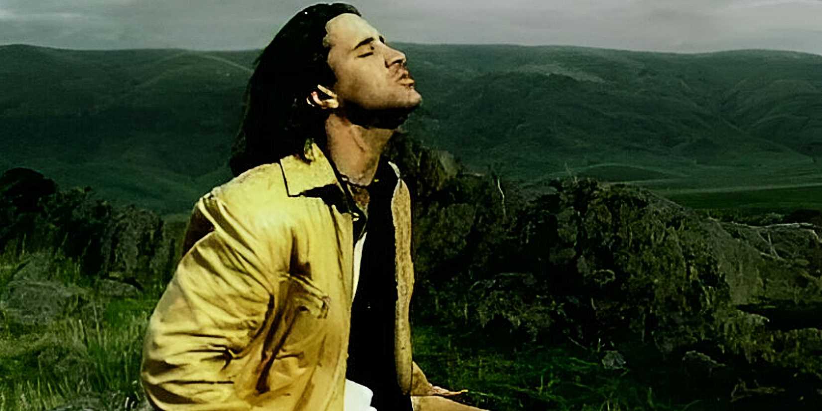 Scott Stapp em paisagem montanhosa.