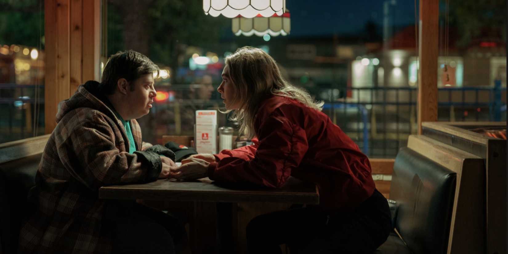 Зак Готсаген и Ванесса Кирби в кафе в фильме "Night Always Comes"