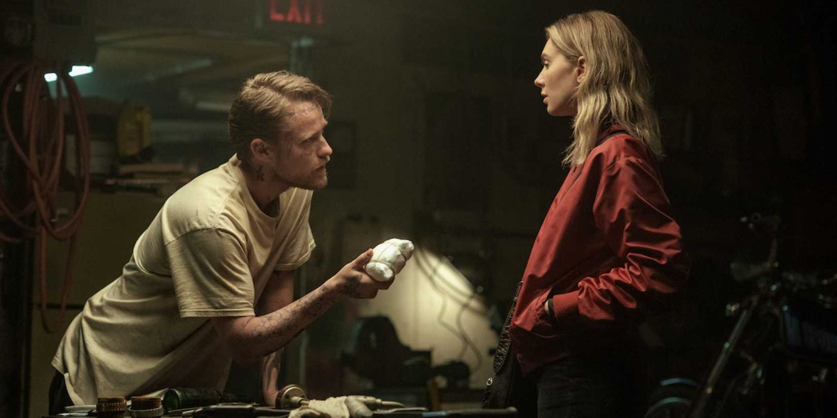 Ванесса Кирби получает посылку в фильме "Night Always Comes"