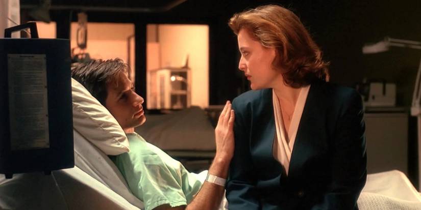 Scully sentada na cama de hospital de Mulder em The X-Files: Beyond the Sea