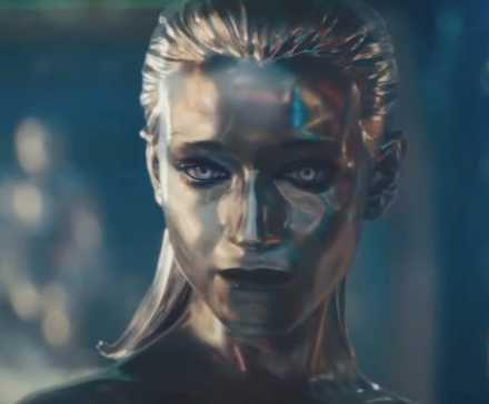 Крупный план Юлии Гарнер в роли Серебряного Стража в Fantastic Four First Steps