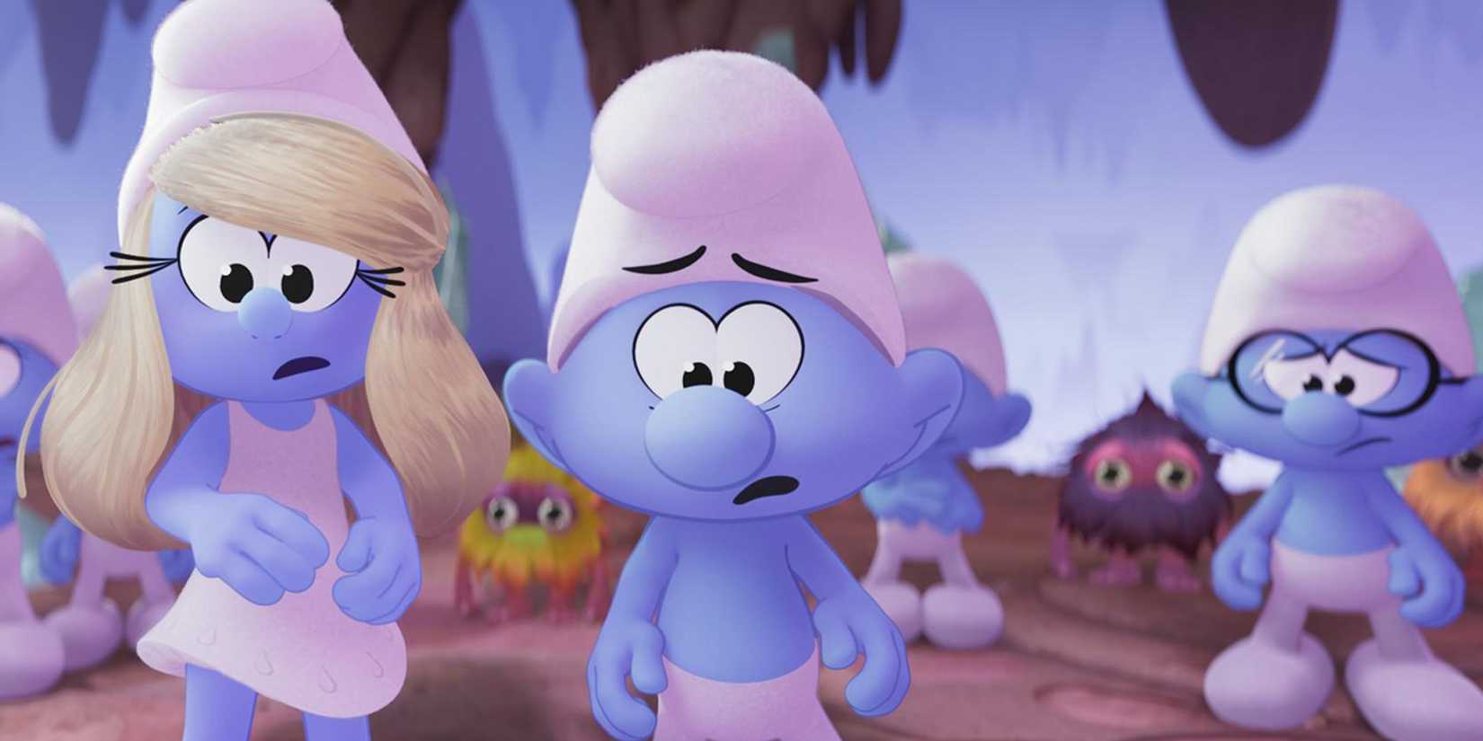 Cérebro Smurf e Xolo Mariduena em segundo plano no filme Smurfs.