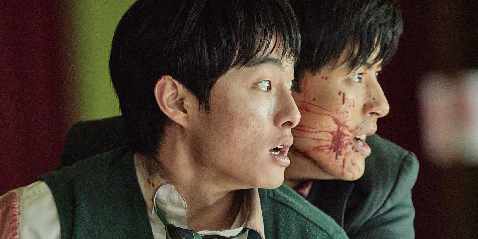 Su-hyeok holding Cheong-san in All of Us Are Dead