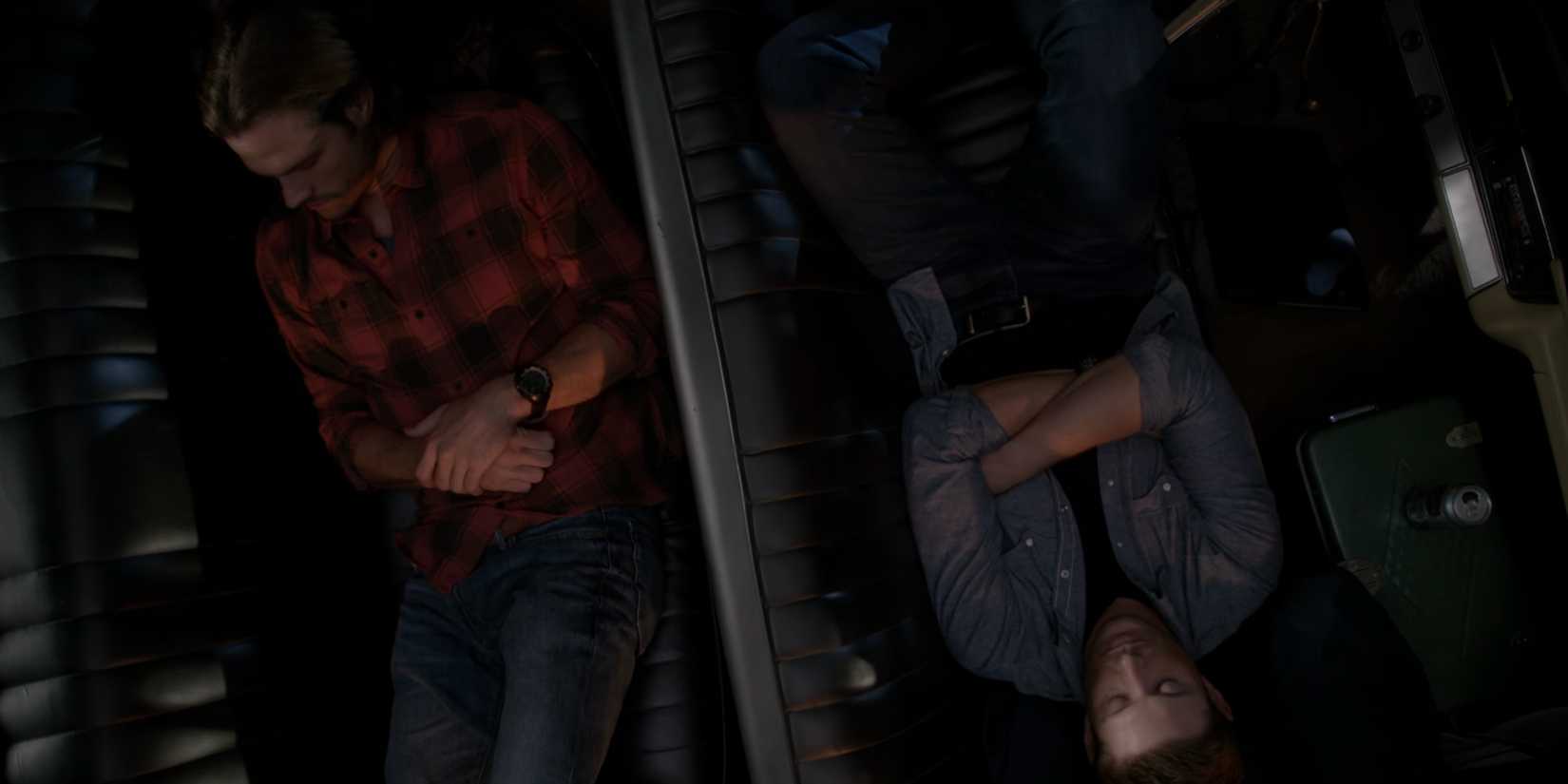 Sam e Dean dormindo um de frente para o outro dentro do Baby em Supernatural.
