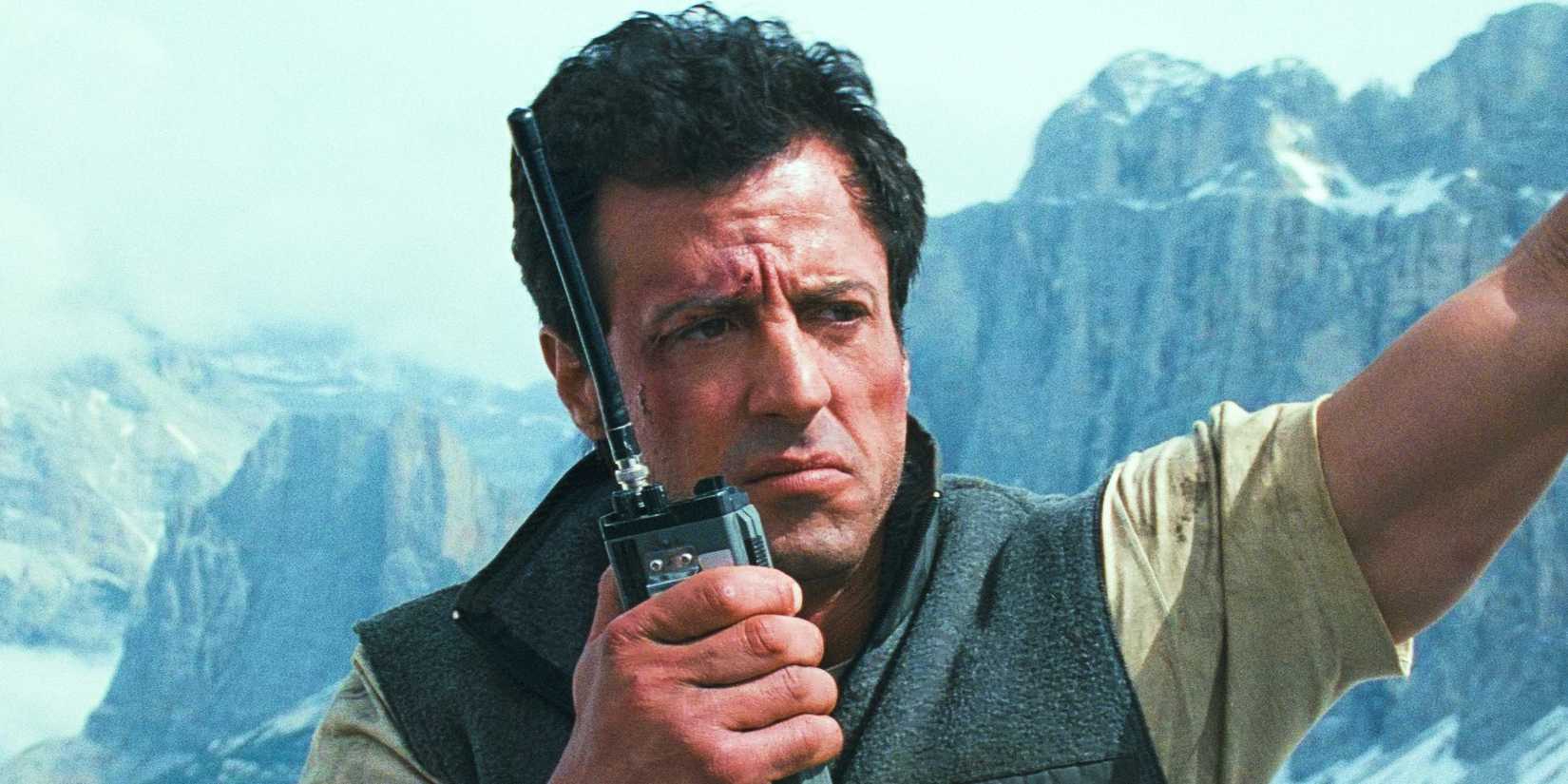 Sylvester Stallone em cena do filme Cliffhanger original.