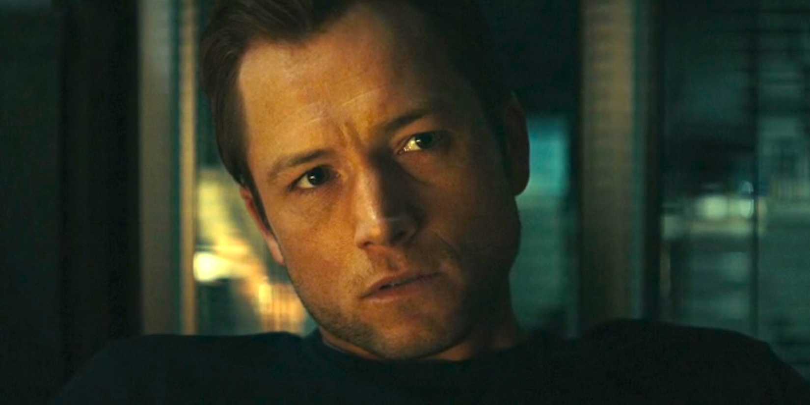 Taron Egerton como Dave em cena da série Smoke