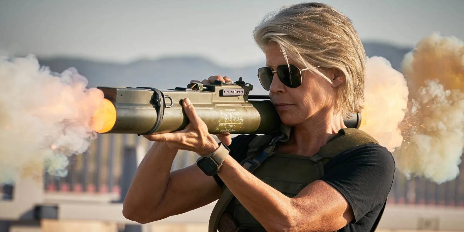 Sarah Connor (Linda Hamilton) empunhando um lança-foguetes em O Exterminador do Futuro: Destino Sombrio