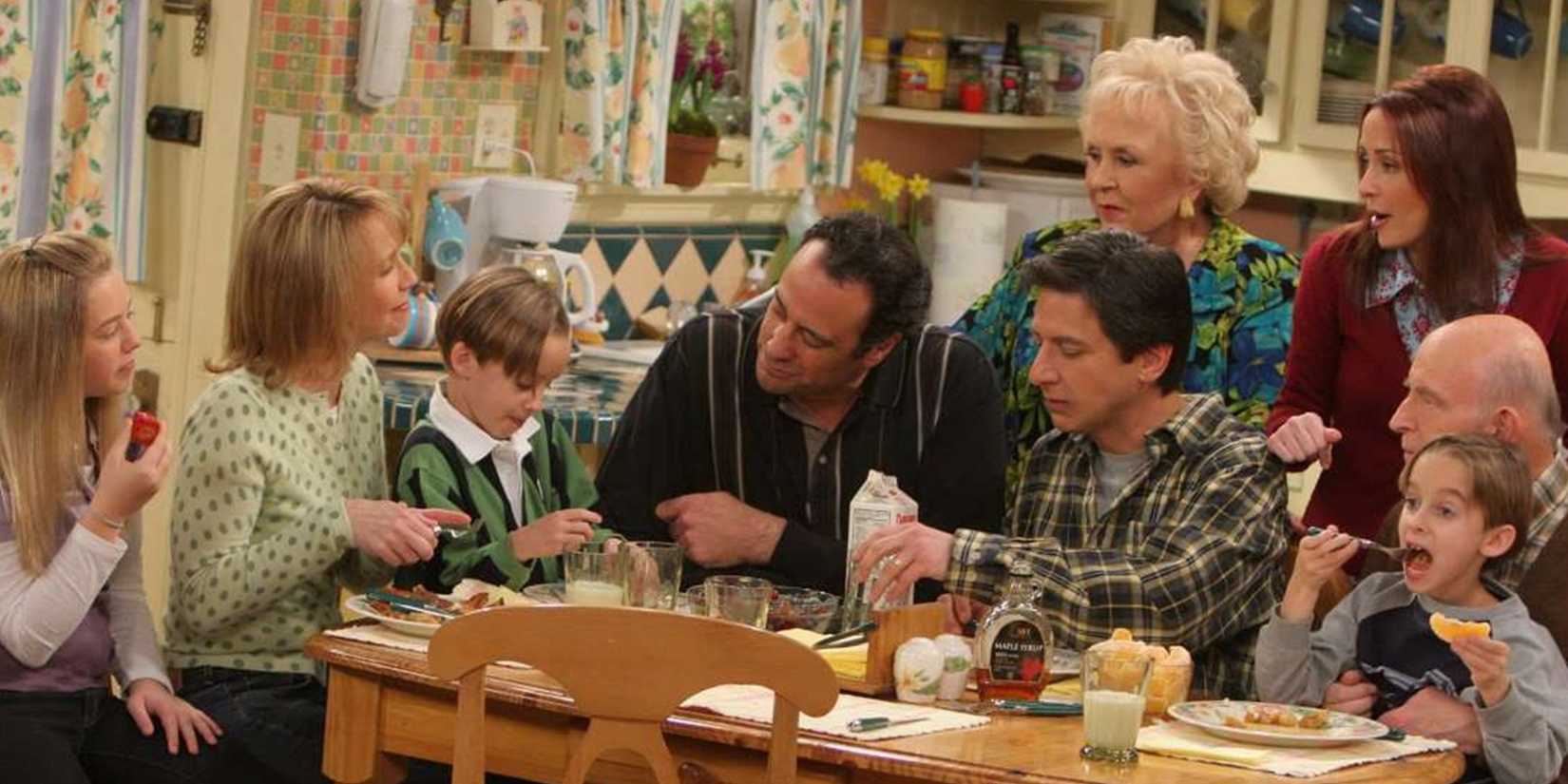 The cast of Everybody Loves Raymond sitting around a table in the finale