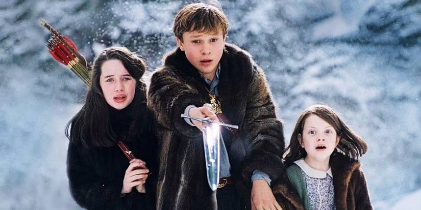 As crianças Pevensie reunidas com uma espada em As Crônicas de Nárnia