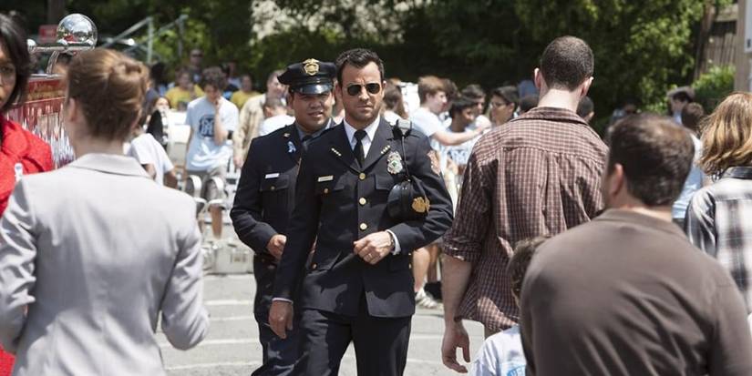 The Leftovers Episode 1 Justin Theroux Walking Through A Busy Street