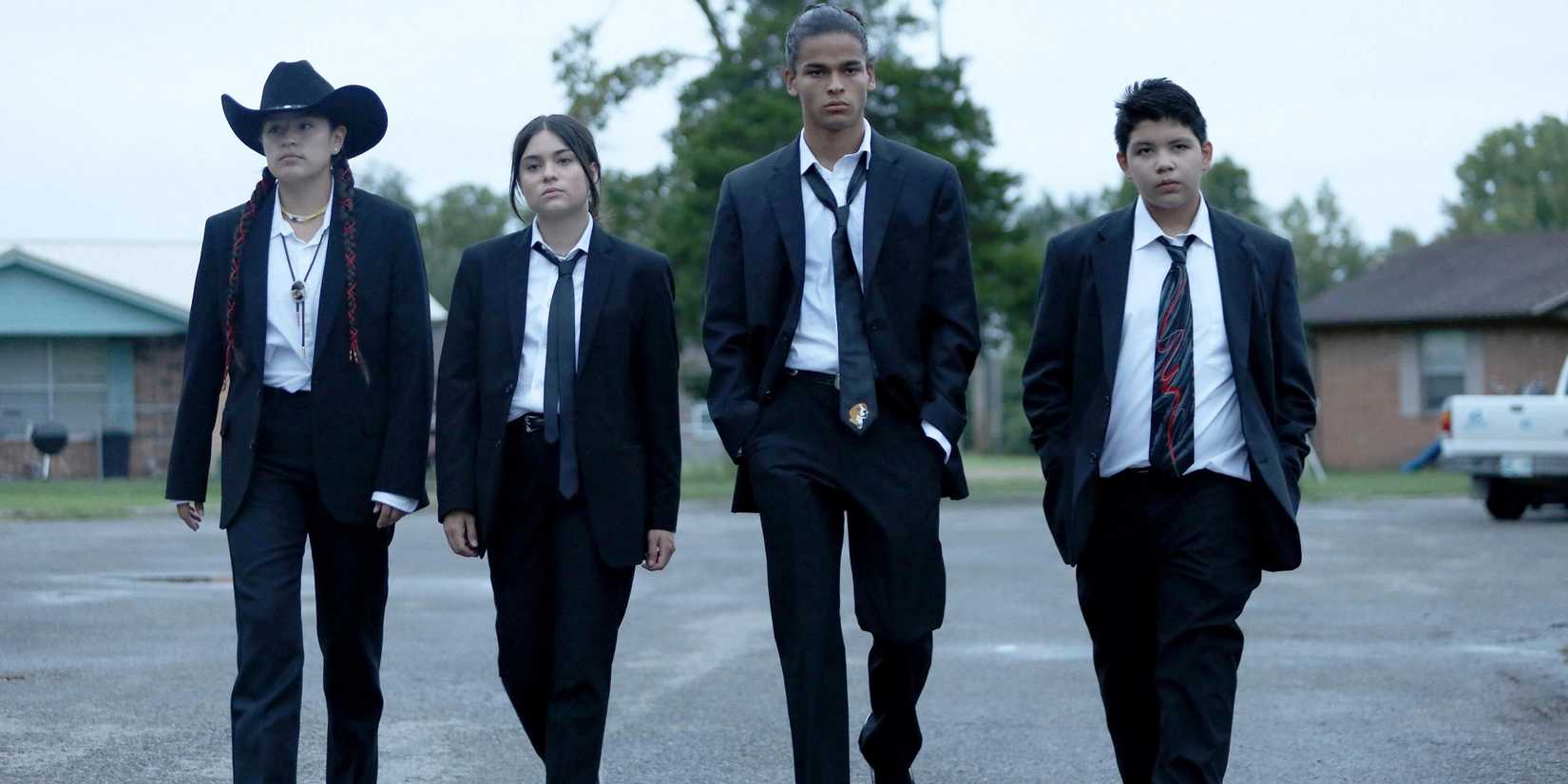 Os Rez Dogs caminhando por um estacionamento em Reservation Dogs