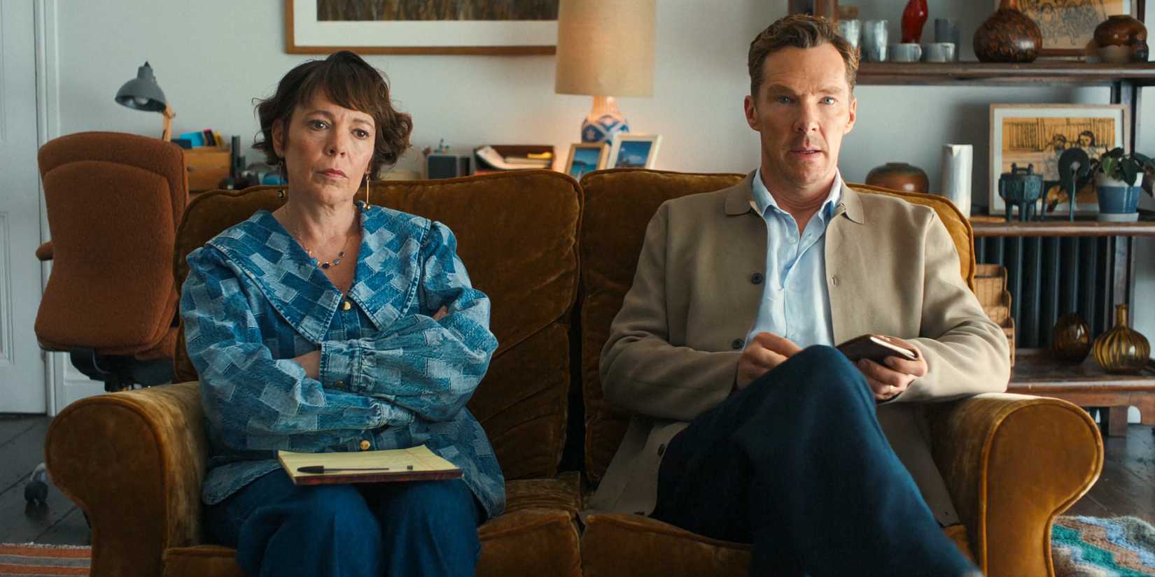 Ivy (Olivia Colman) e Theo (Benedict Cumberbatch) sentados no divã de um terapeuta em The Roses