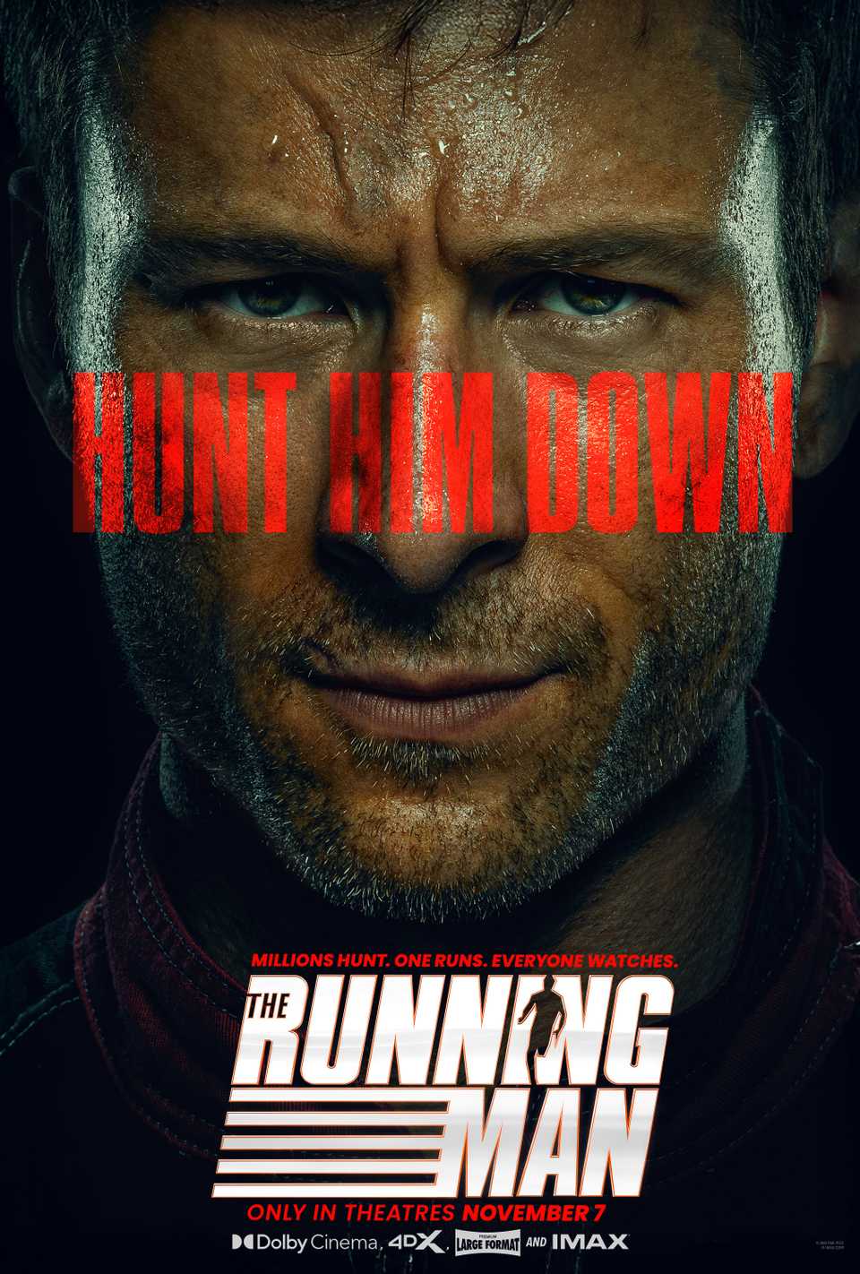 El hombre muestra el póster teaser antes