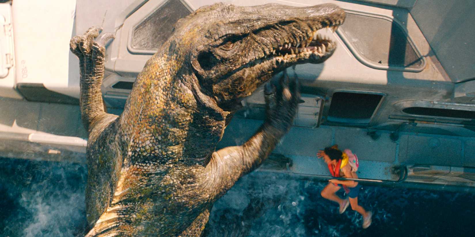 The Spinosaurus attacks a boat in Jurᴀssic World Rebirth